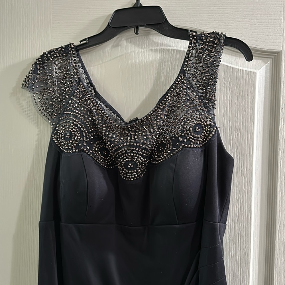 Xscape women’s 14w gray formal knee length dress with beading at the neck